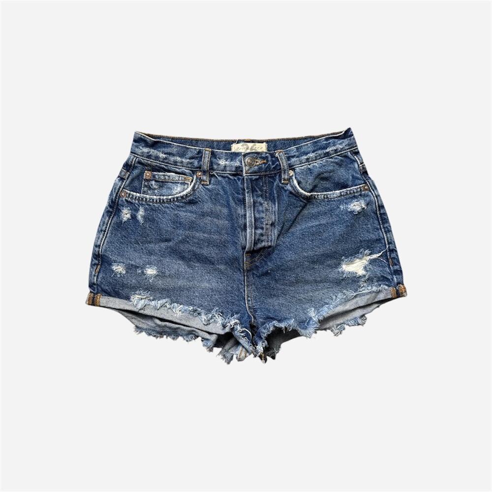 We The Free distressed denim shorts size 26